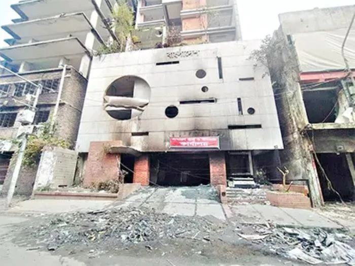 আওয়ামী লীগ কার্যালয় পরিণত ‘ভুতুড়ে ভবনে’: গুলিস্তানে পরিত্যক্ত ভবনে মলমূত্রের দুর্গন্ধ, মাদক-জুয়ার আড্ডার অভিযোগ